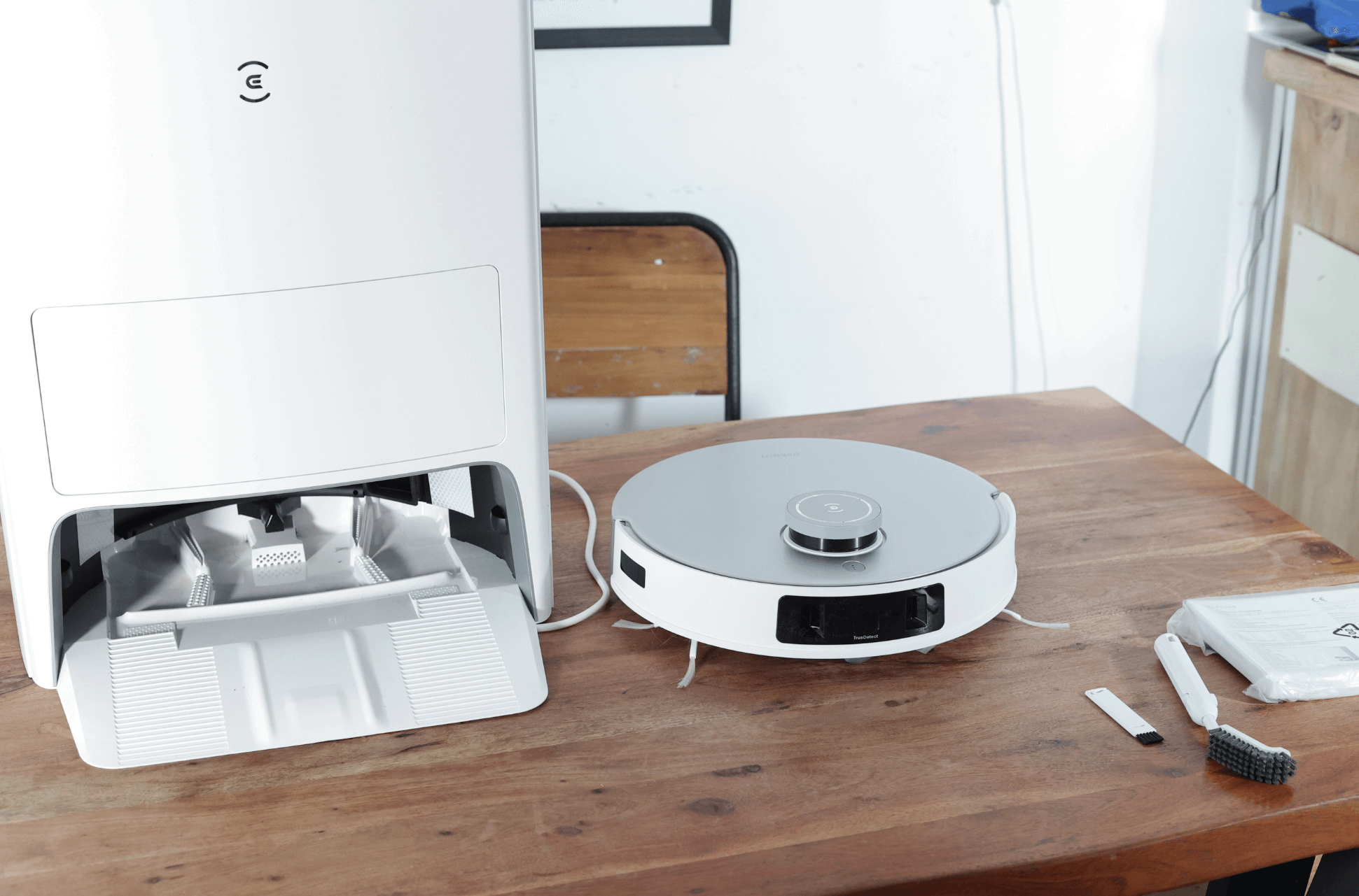 Der gesamte Lieferumfang des ECOVACS DEEBOT T20 OMNI steht auf dem Tisch.